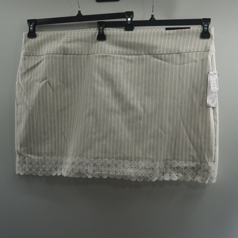 Attyre Woman Ivory Vertical Striped Skort /22W
